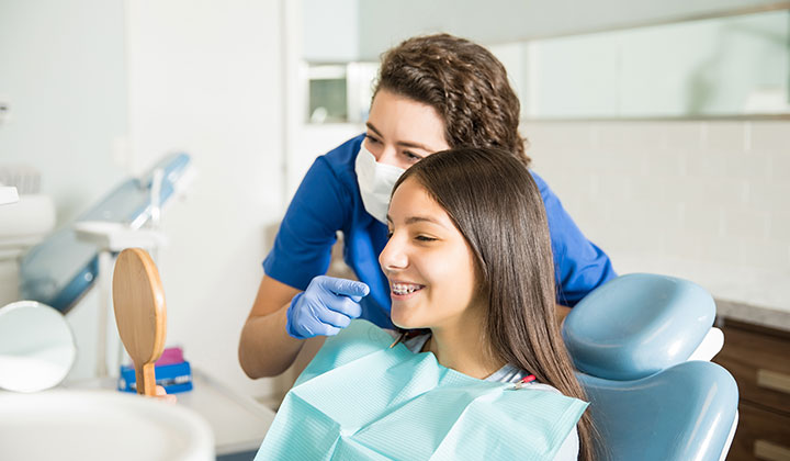 Mädchen mit Zahnspange beim Zahnarzt 