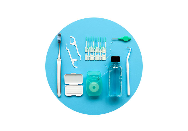 Utensilien zum Putzen der Zähne mit Zahnspange