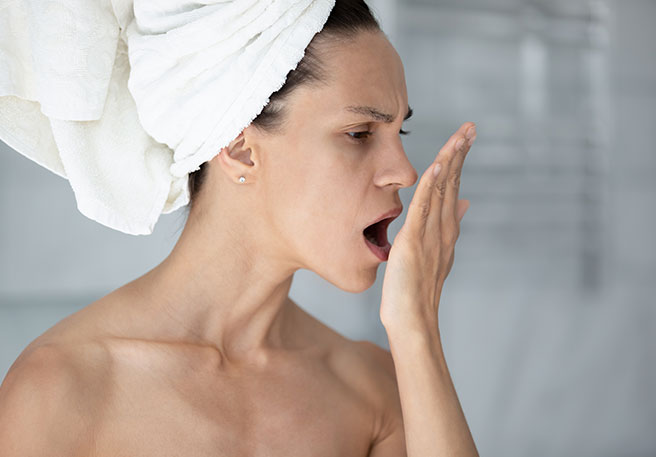 Mundgeruch ist häufig ein Symptom schlechter Mundhygiene    