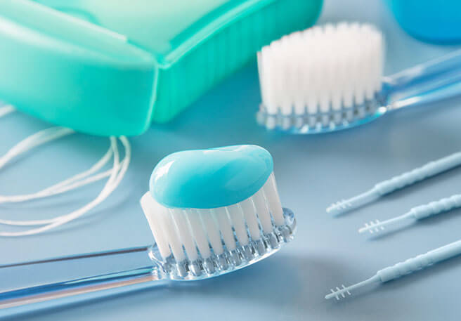 Utensilien zur Mundhygiene 