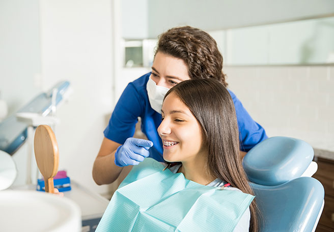 Mädchen mit Zahnspange beim Zahnarzt      