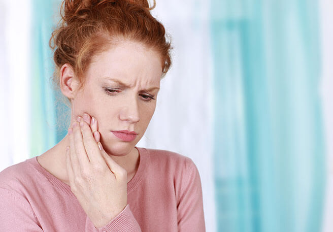 Frau mit Entzündung im Mundraum 