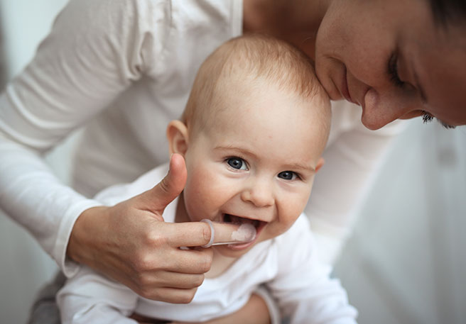 Baby beim Zahnen mit Massagen unterstützen 